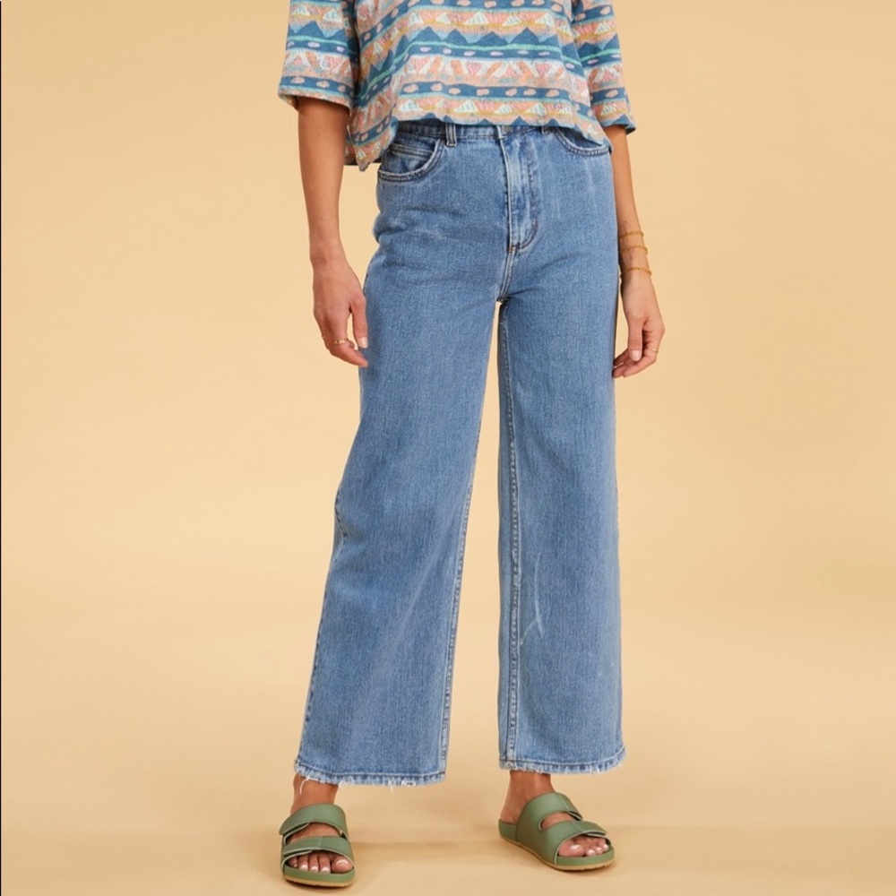 New size 28 Salty Blonde Billabong jeans!